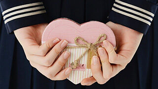 バレンタインチョコを渡す女学生